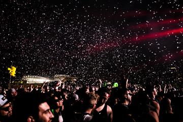 crowd-people-confetti-audience-event-sky-1568283-pxhere.com