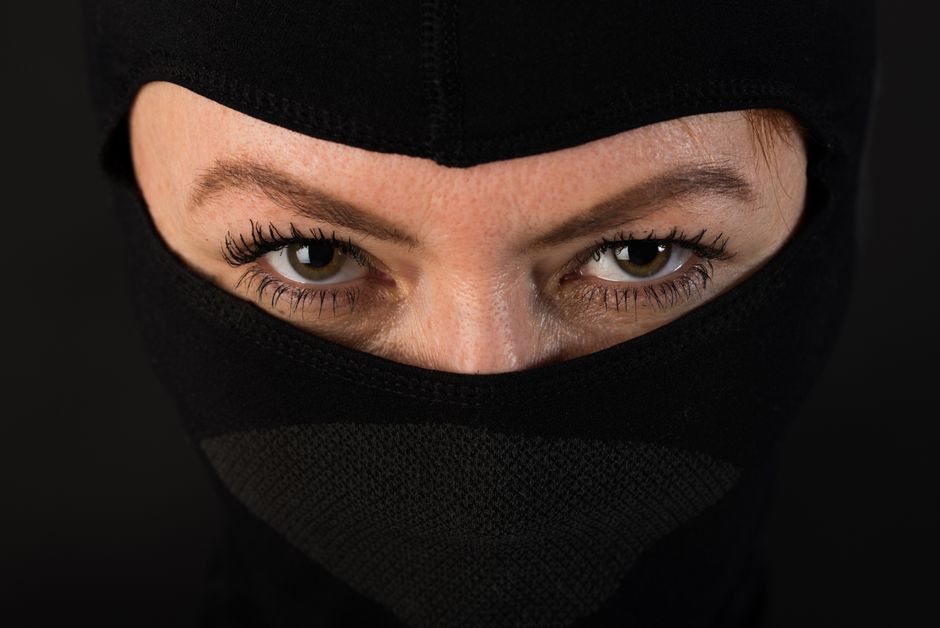 Een infrarood masker dat thuis gebruikt wordt voor huidvernieuwing en anti-aging behandelingen.